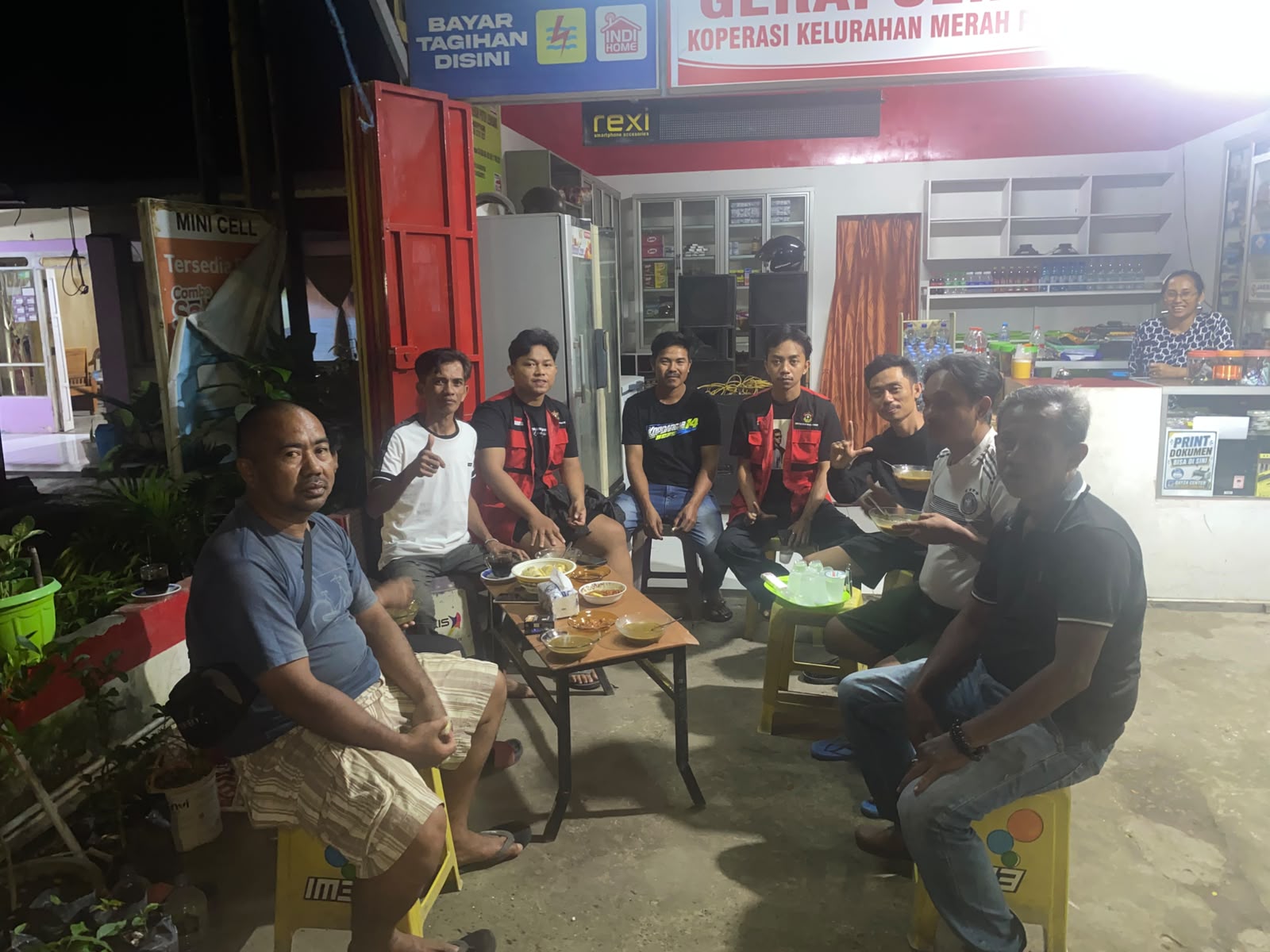 Kebersamaan Hangat di Malam Hari, Warga dan KKN UNHAS 116 Lembang Pererat Silaturahmi Lewat Sajian Bubur Kacang Hijau
